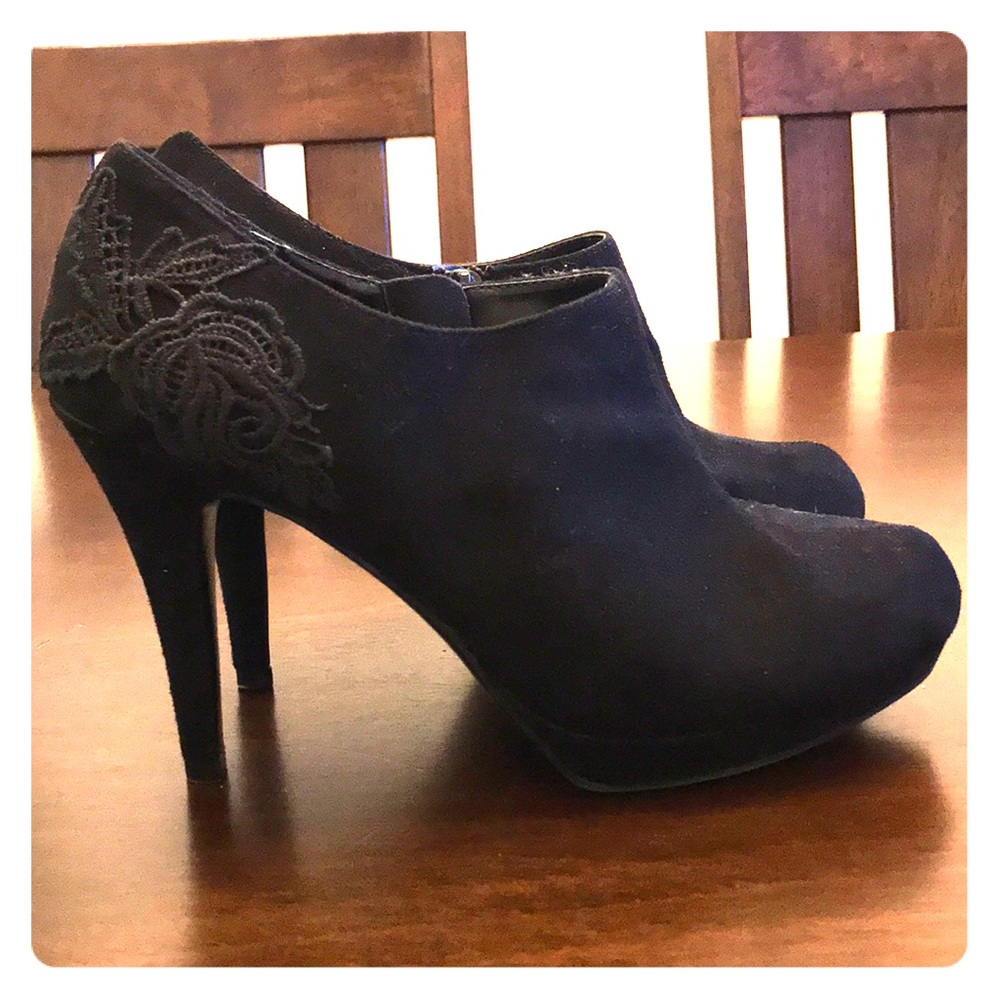Black ankle boots with rose detail